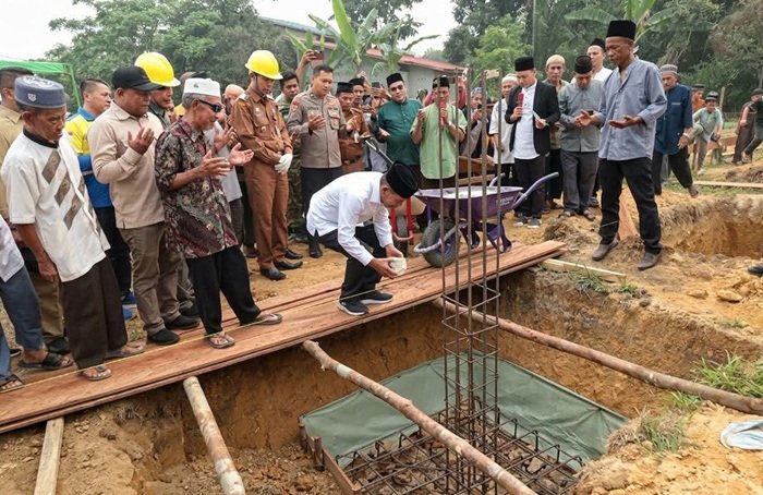 Wabup Jamhuri Letakkan Batu Pertama Pembangunan Masjid Al-Huda di Teluk Bayur