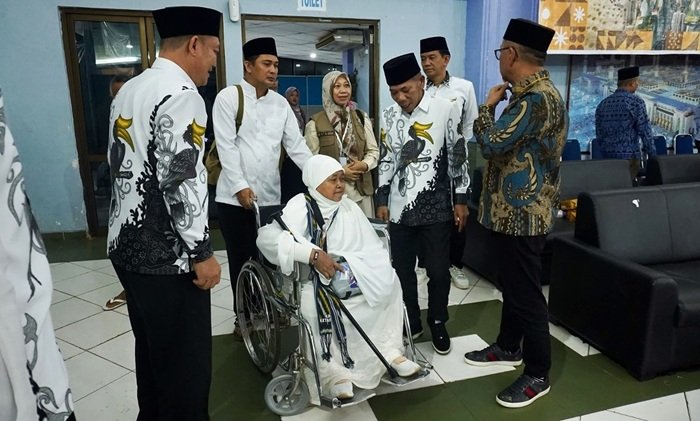 Wabup Jamhuri Mengantar Jamaah Haji Ketapang ke Embarkasi Batam