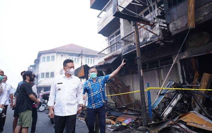 Wako Edi Tinjau Kebakaran Ruko di Jalan Barito, Amankan Lokasi Cegah Timbul Korban