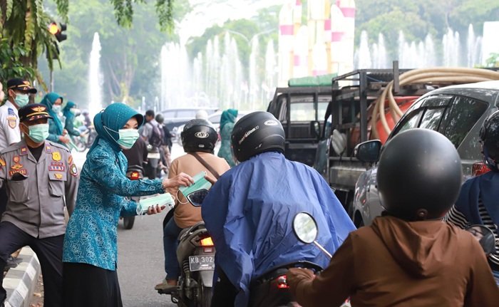 Waspada Dampak Asap, TP PKK Pontianak Bagikan Masker
