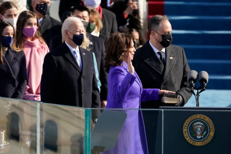 Wapres Kamala Harris Tunda Lawatan ke Vietnam karena Insiden Unik Ini