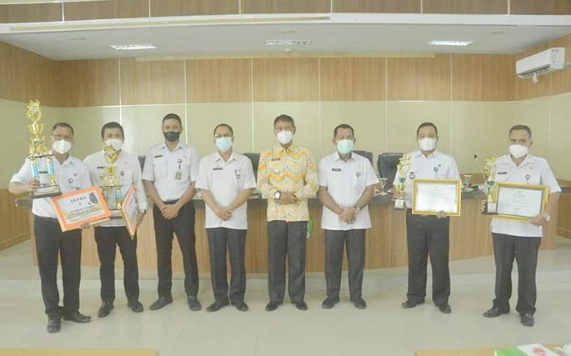 Wabup Farhan Serahkan Piala dan Piagam Pemenang Lomba Kecamatan Teladan