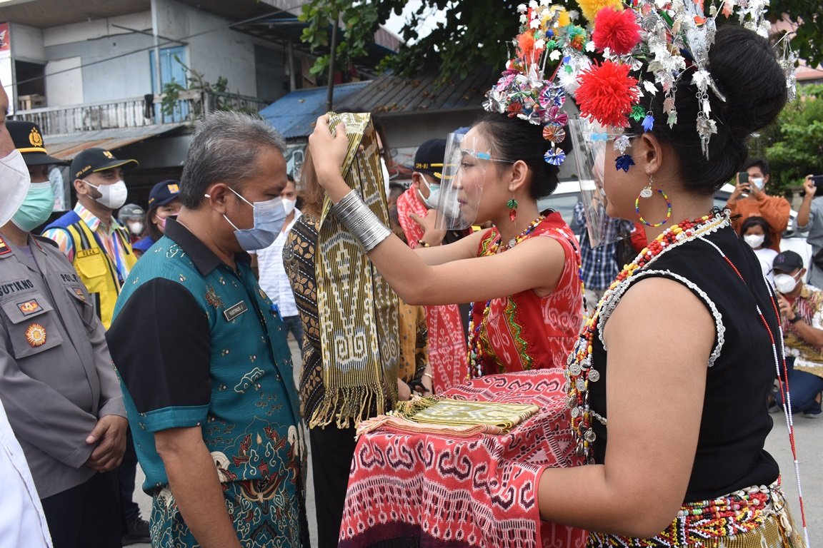 Asisten Ekbang Sintang Dampingi Ketua Komisi V DPR RI Letakan Batu Pertama Pembangunan Waterfront