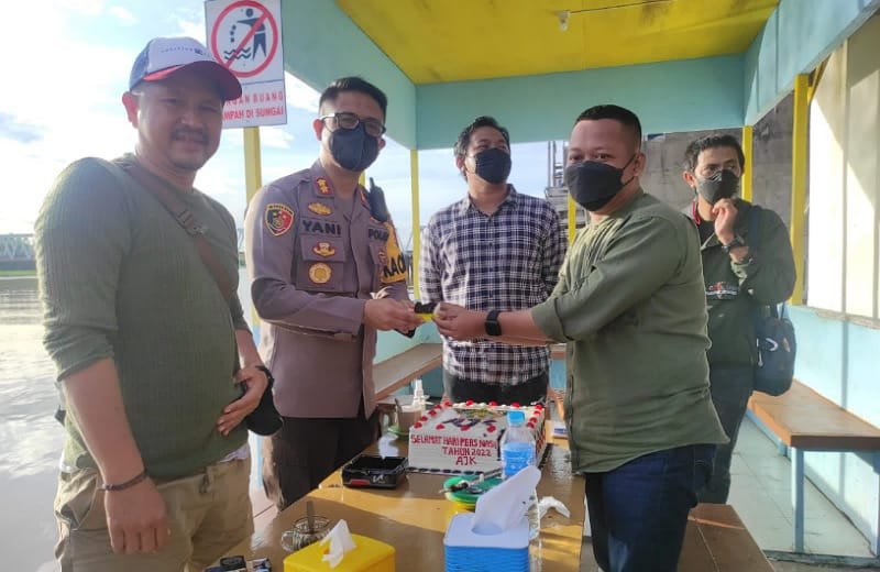 HPN 2022, Kapolres Ketapang Beri Kue Ulang Tahun untuk Wartawan