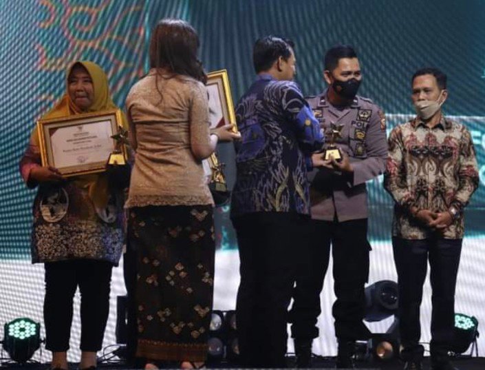 Aipda Belmi Anggota Polres Kapuas Hulu Terima Penghargaan Nugra Jasa Dharma Pustaloka dari Perpusnas RI