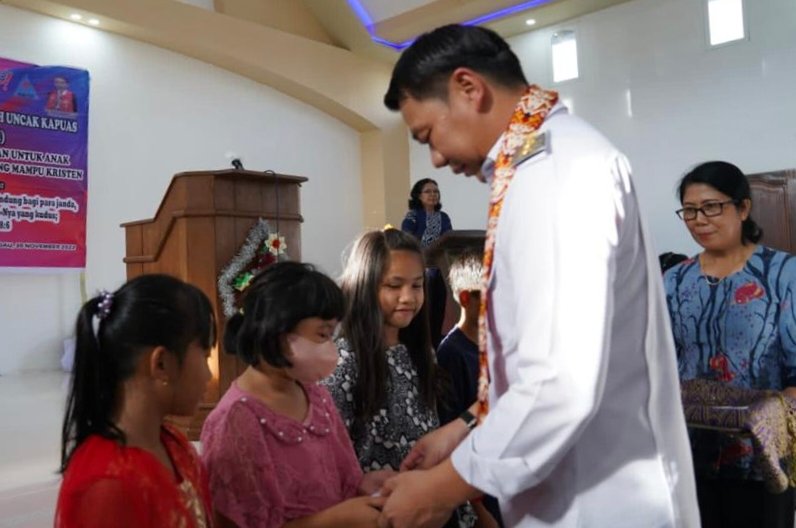 Bupati Sis Peduli Anak Yatim di Badau