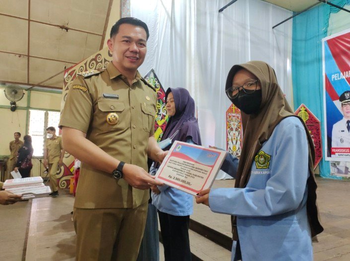 Bupati Sis Serahkan Bantuan Beasiswa Rp300 Juta Kepada 213 Pelajar dan Mahasiswa di Kapuas Hulu