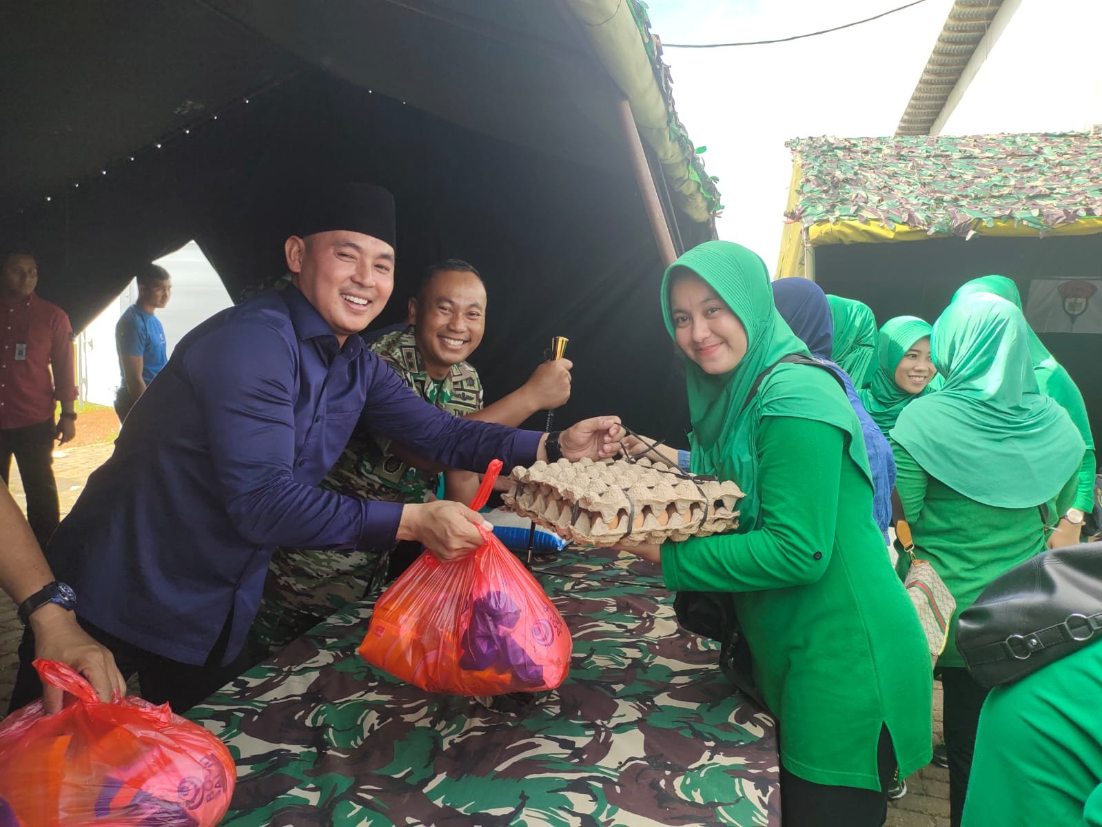 Membludak, Warga Serbu Bazaar Murah Batalyon Walet Sakti