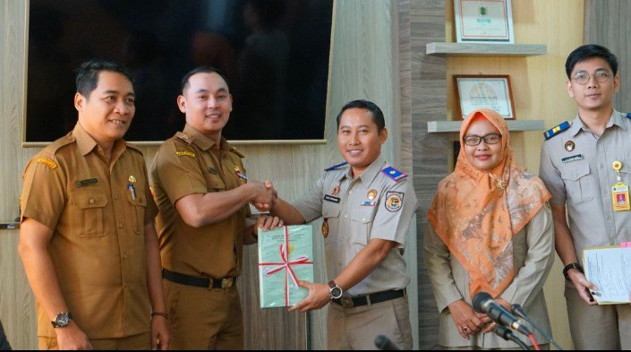 BPN Serahkan 14 Sertifikat Aset Pemkab Kapuas Hulu