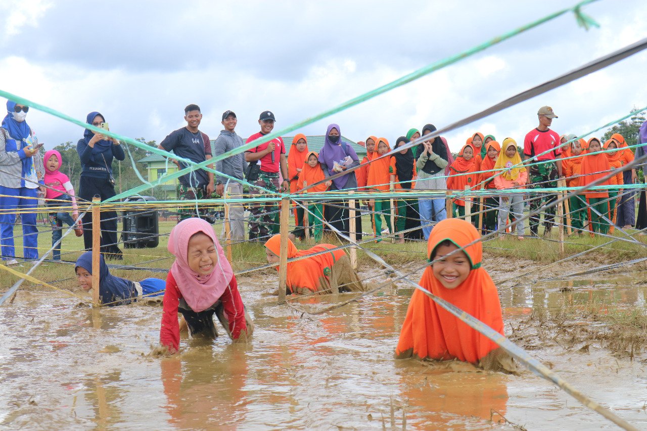 Siswa SDIT Insan Mulia Putussibau Outbound di Yonif Walet Sakti