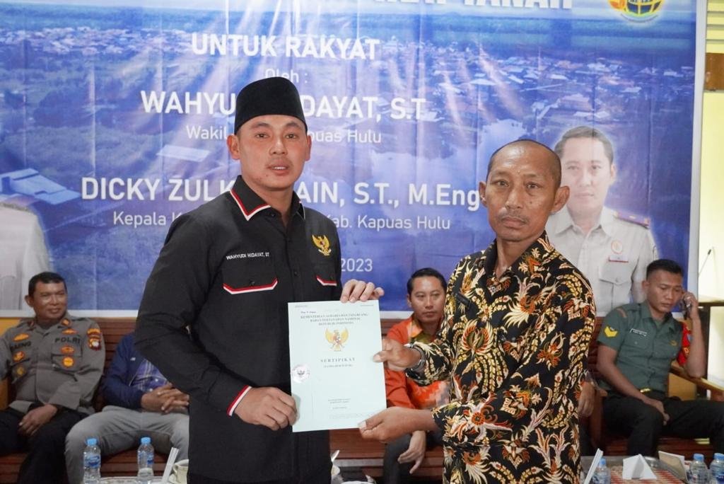 Serahkan Sertifikat Tanah kepada Masyarakat Selimbau, Wabup Minta Dijaga dengan Baik