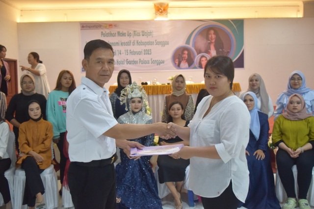 Kadisporapar Sanggau Resmi Tutup Pelatihan Rias Wajah