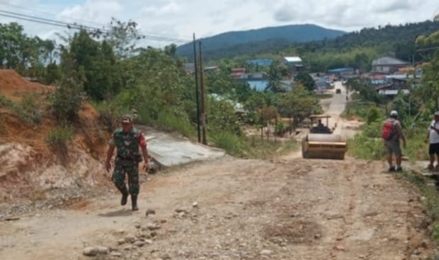 Inisitif Babinsa di Silat Hilir Bantu Atasi Kerusakan Jalan