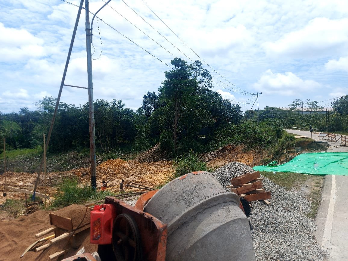 Sekitar 100 Meter Jalan di Sungai Mawang Longsor, Kadis BMSDA Sanggau: Saat Ini Sedang Pemasangan Barau