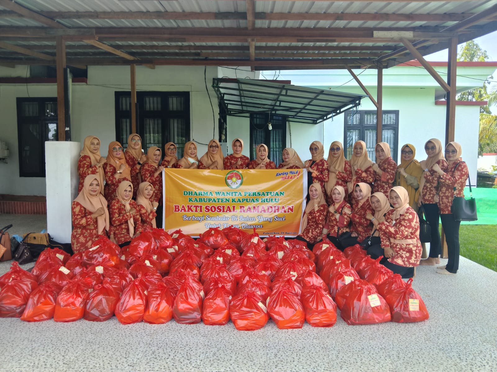 Bakti Sosial, DWP Kapuas Hulu Bagikan Sembako untuk Kaum Dhuafa