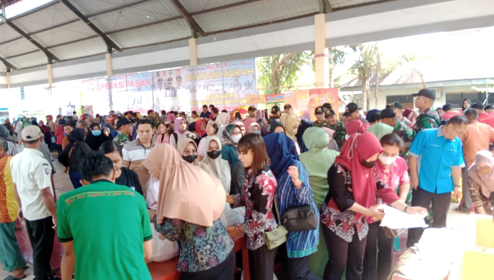 Ribuan Warga Padati Pasar Murah yang Digelar Diprerindagkop Sanggau