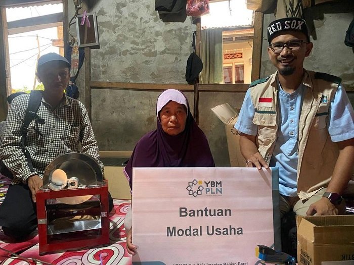 YBM PLN Perlengkapi Modal Usaha Ibu Zainab Penjual Keripik Ubi di Pontianak