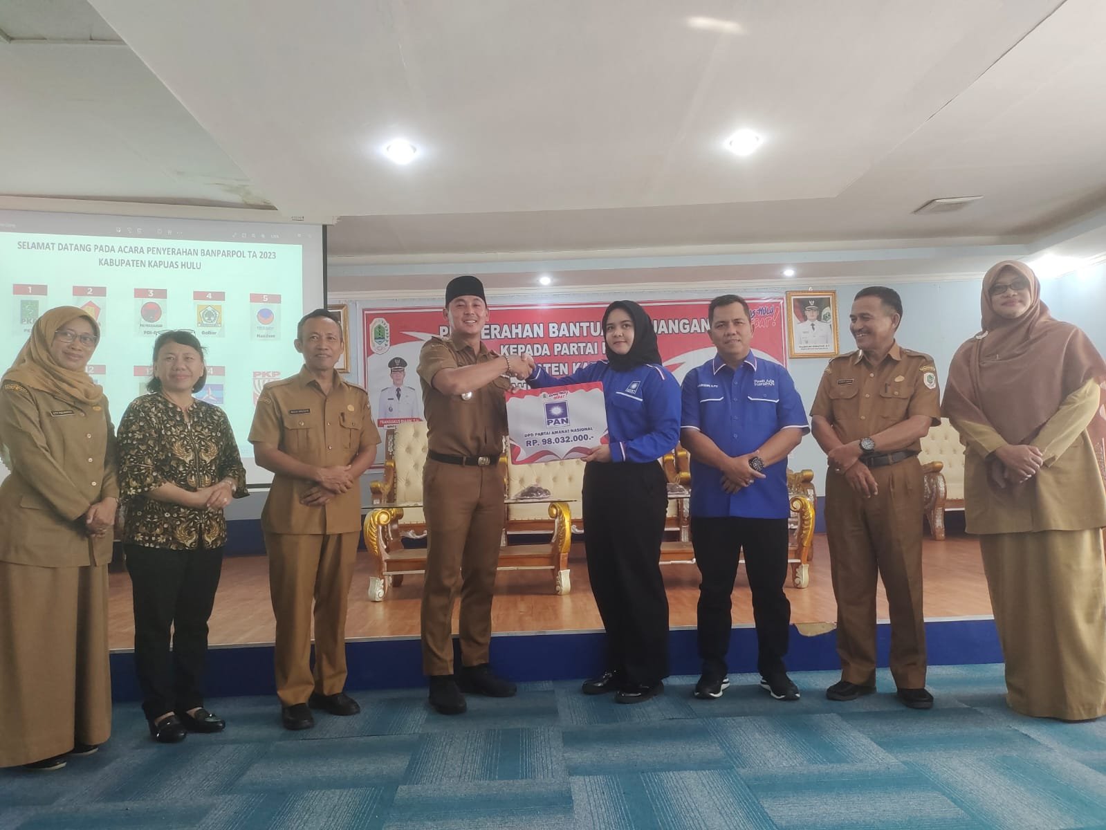 Serahkan Bantuan Keuangan, Wabup Ingatkan Parpol Hati-hati