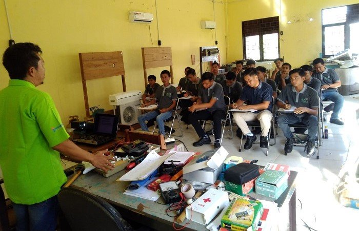 Komit Tingkatkan Kompetensi Warga, PLN Latih Skill Instalasi Listrik Para Pemuda di Sekitar Pembangunan SUTT
