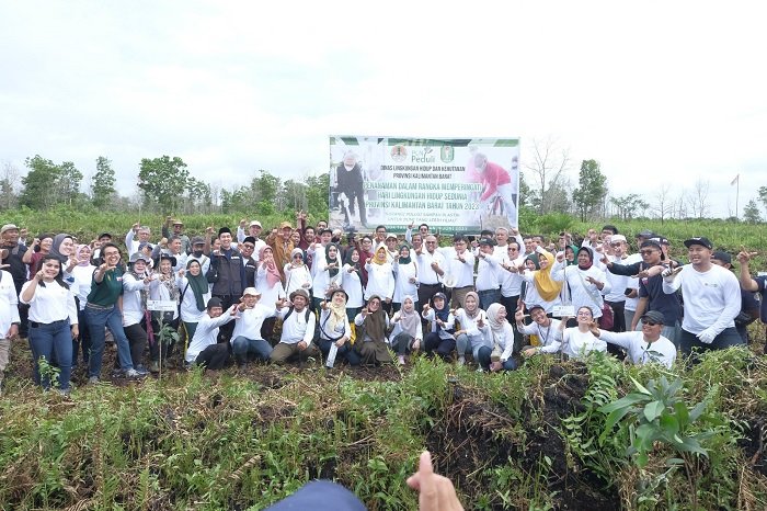 Peringati Hari Lingkungan Hidup Sedunia, PLN Gandeng DLHK Provinsi Kalbar Gelar Aksi Bersih-bersih Sungai dan Menanam Pohon