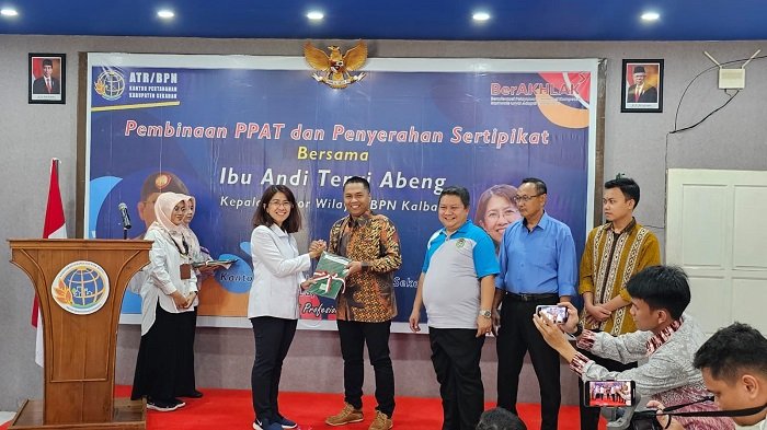 Terima Sertifikat Tanah dari Kakanwil ATR/BPN Kalbar, PLN Berhasil Amankan 132 Aset
