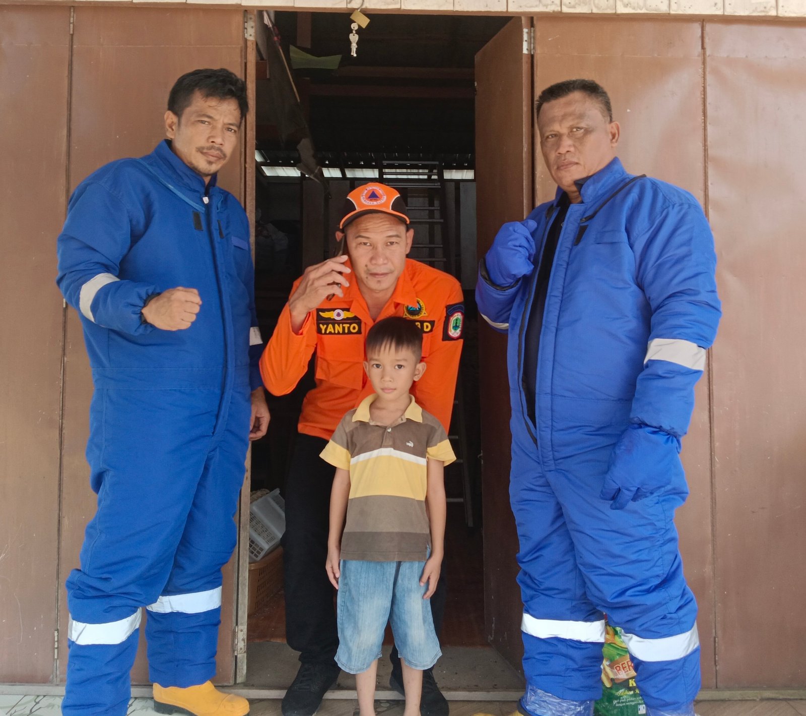 Tim BPBD Kapuas Hulu Evakuasi Sarang Tawon, Pemilik Rumah Ucapkan Terimakasih