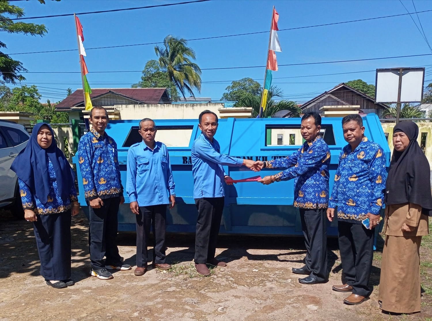 Pemkab Kapuas Hulu Terima Bantuan Kontainer Sampah dari PDAM