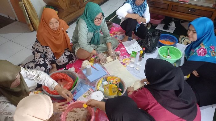 Dosen Ilmu Kelautan dan Perikanan Polnep Ajari Warga Mengolah Ikan