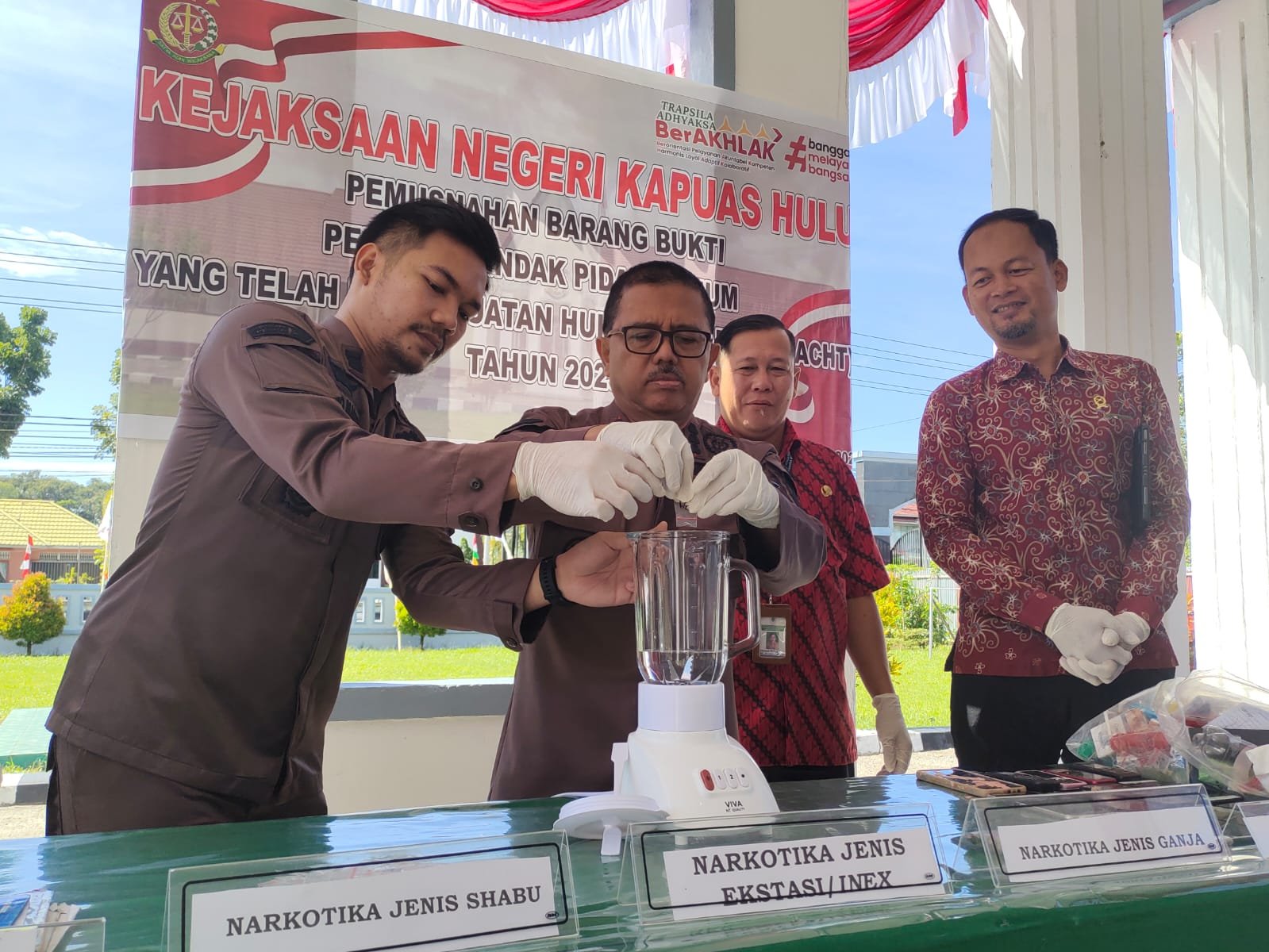 Kejari Kapuas Hulu Musnahkan Barang Bukti 44 Kasus Kejahatan