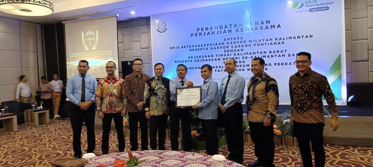 Terbaik se-Kalbar, Bidang Datun Kejari Kapuas Hulu Terima Piagam Penghargaan.