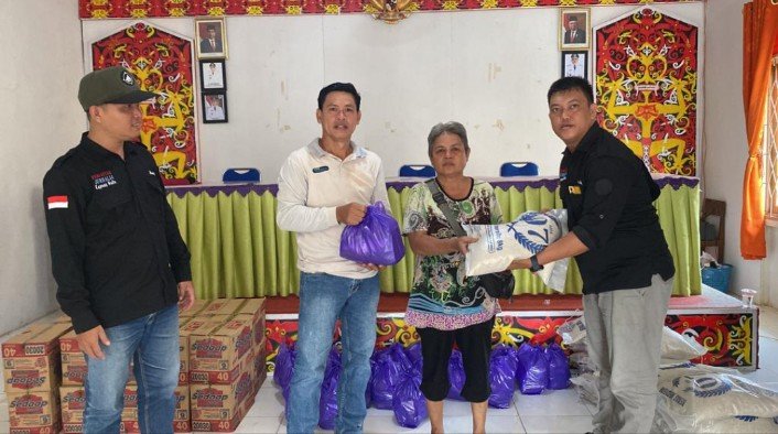Jurnalis Kapuas Hulu Bagikan Bantuan Sembako pada Lansia dan Warga Kurang Mampu