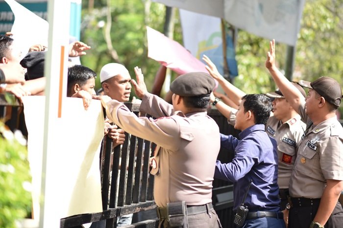 Latih Aksi Tanggap Darurat, PLN UIP KLB Gelar Simulasi Pengendalian Huru-hara dan Penanganan Kebakaran