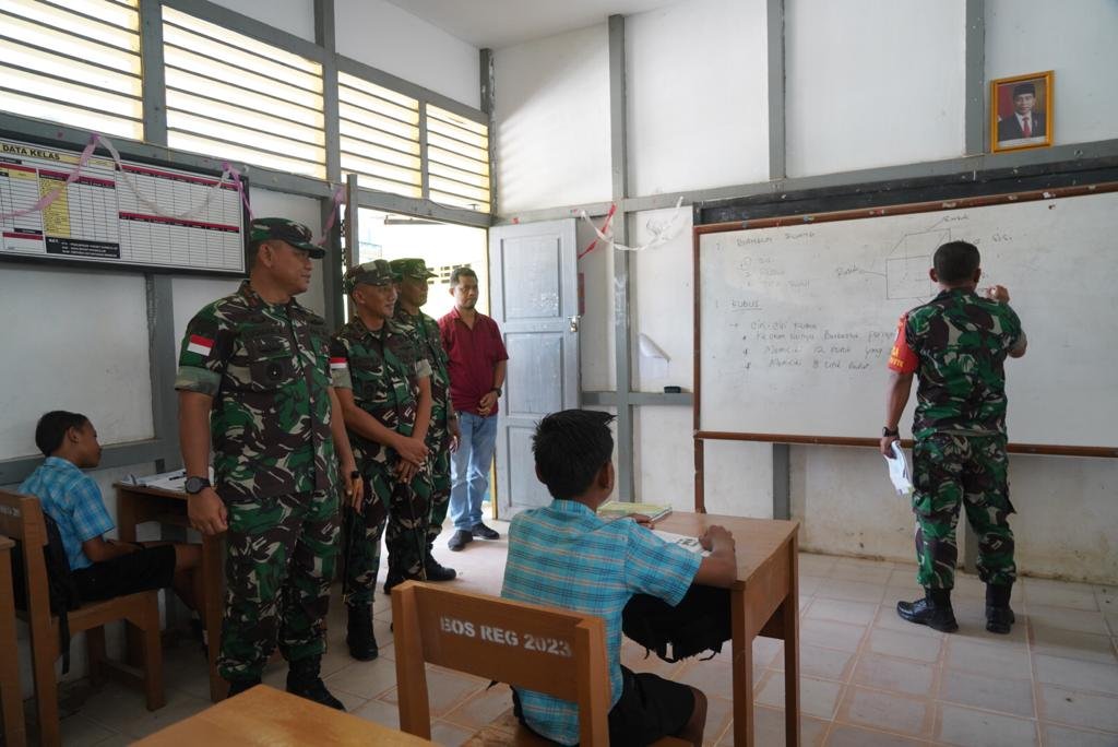 Danrem 121/ABW Kunjungi Sekolah di Perbatasan Entikong