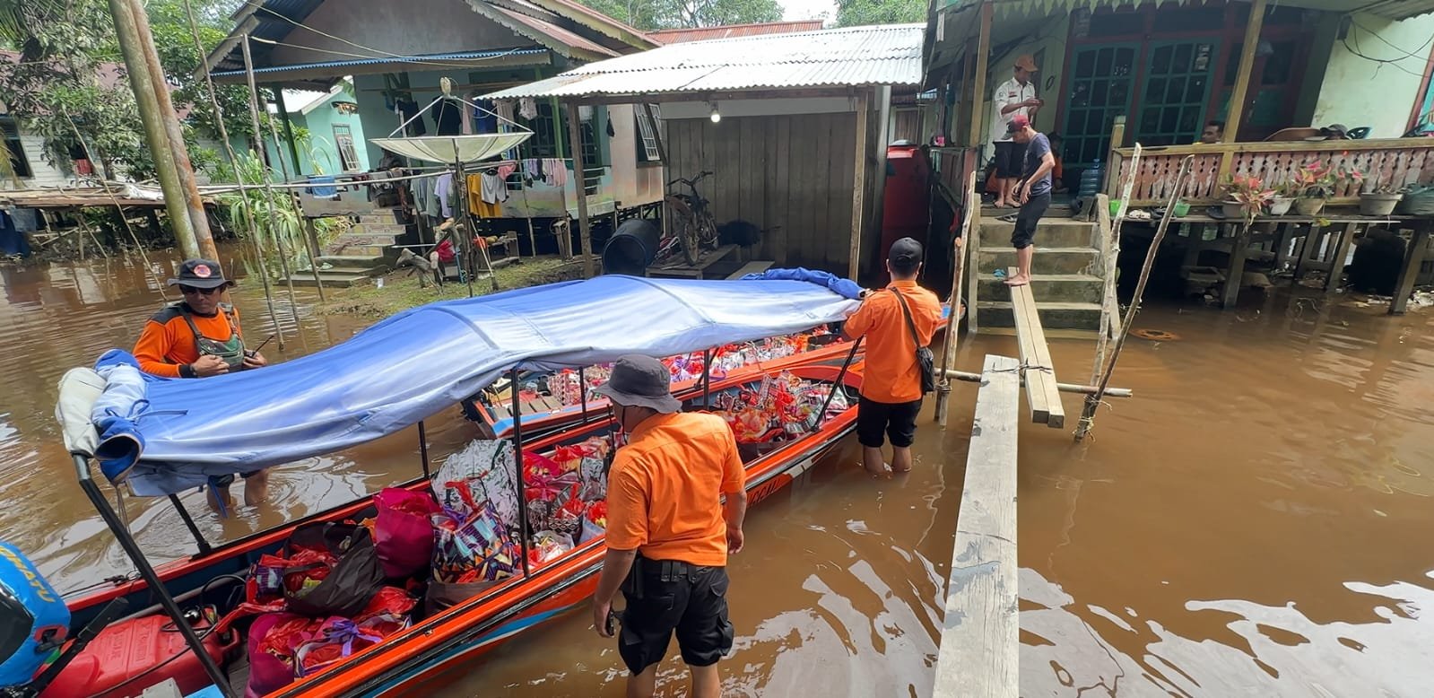 Peduli Banjir, Kejari Sanggau Salurkan Bantuan 100 Paket Sembako