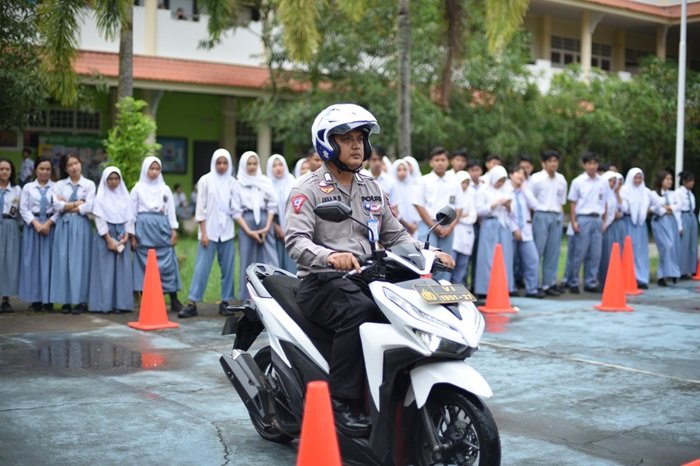 Kolaborasi PLN dengan POLRI, Edukasi Masyarakat Umum dari Bahaya Listrik sampai dengan Safety Riding