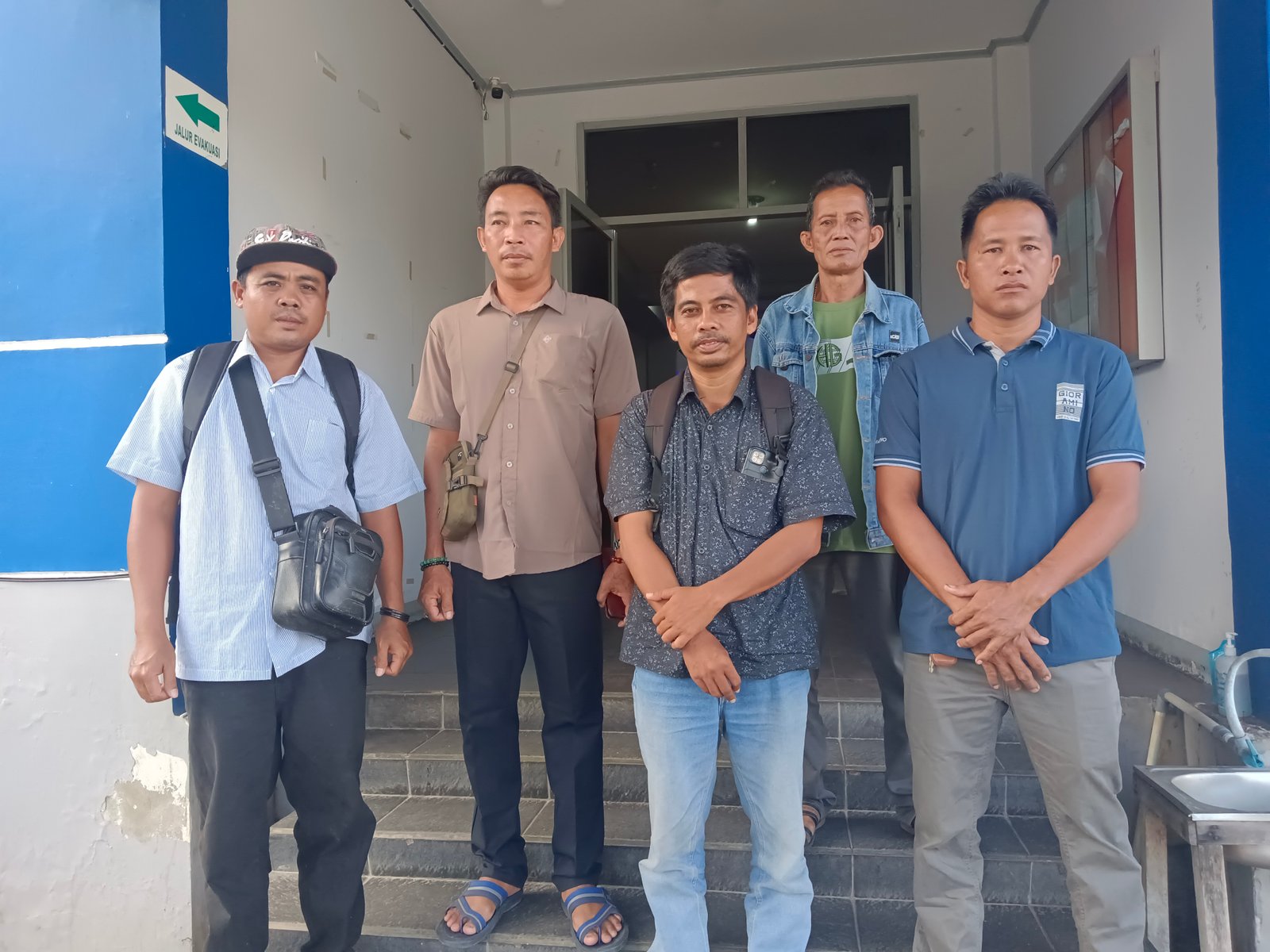 Listrik Belum Menyala, Warga Teluk Geruguk Datangi Kantor PLN