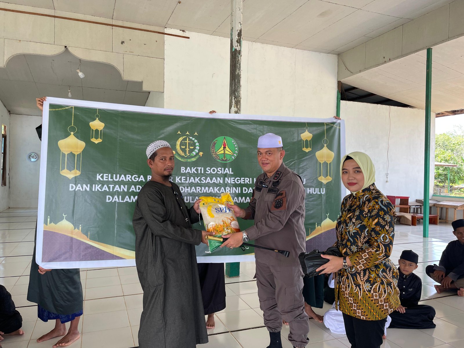 Kejari Kapuas Hulu Berbagi Kebahagiaan di Bulan Ramadan