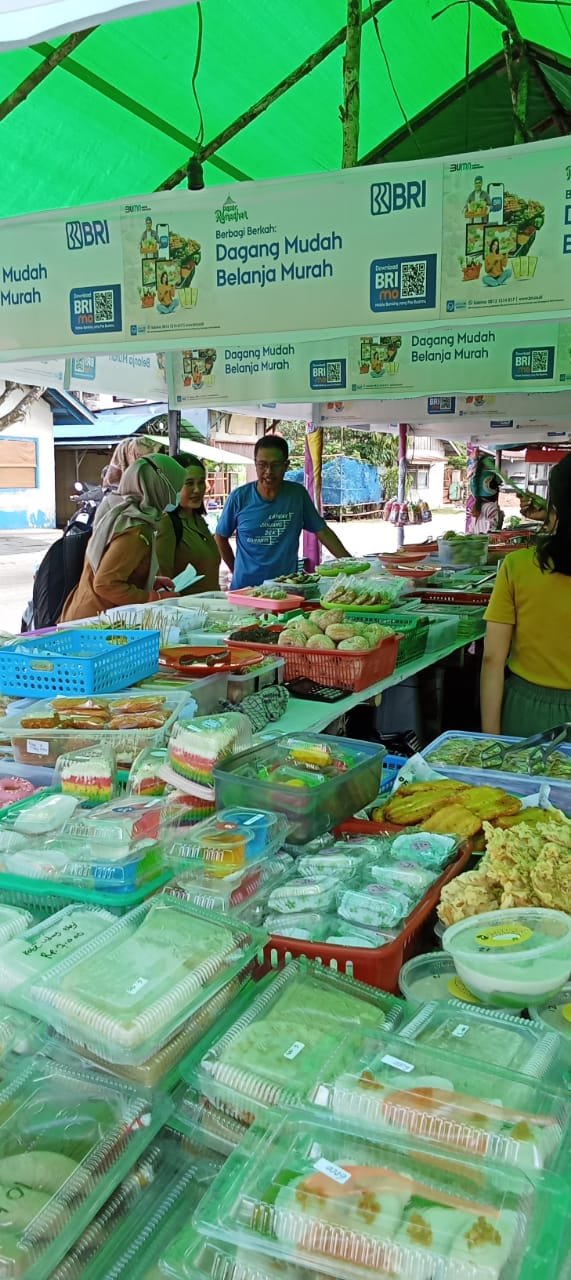 Berikan Rasa Aman Masyarakat, Petugas Kesehatan Sanggau Cek Kelayakan Takjil