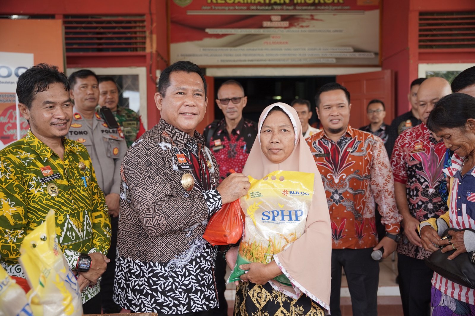 Gelar Operasi Pasar di Mukok, Pemda Sanggau Sediakan Seribu Paket