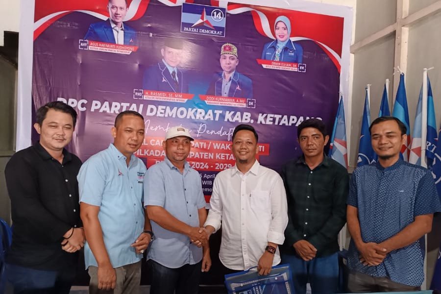 Coba Peruntungan, Theo Bernadhi Ambil Formulir Balon Wakil Bupati di Demokrat