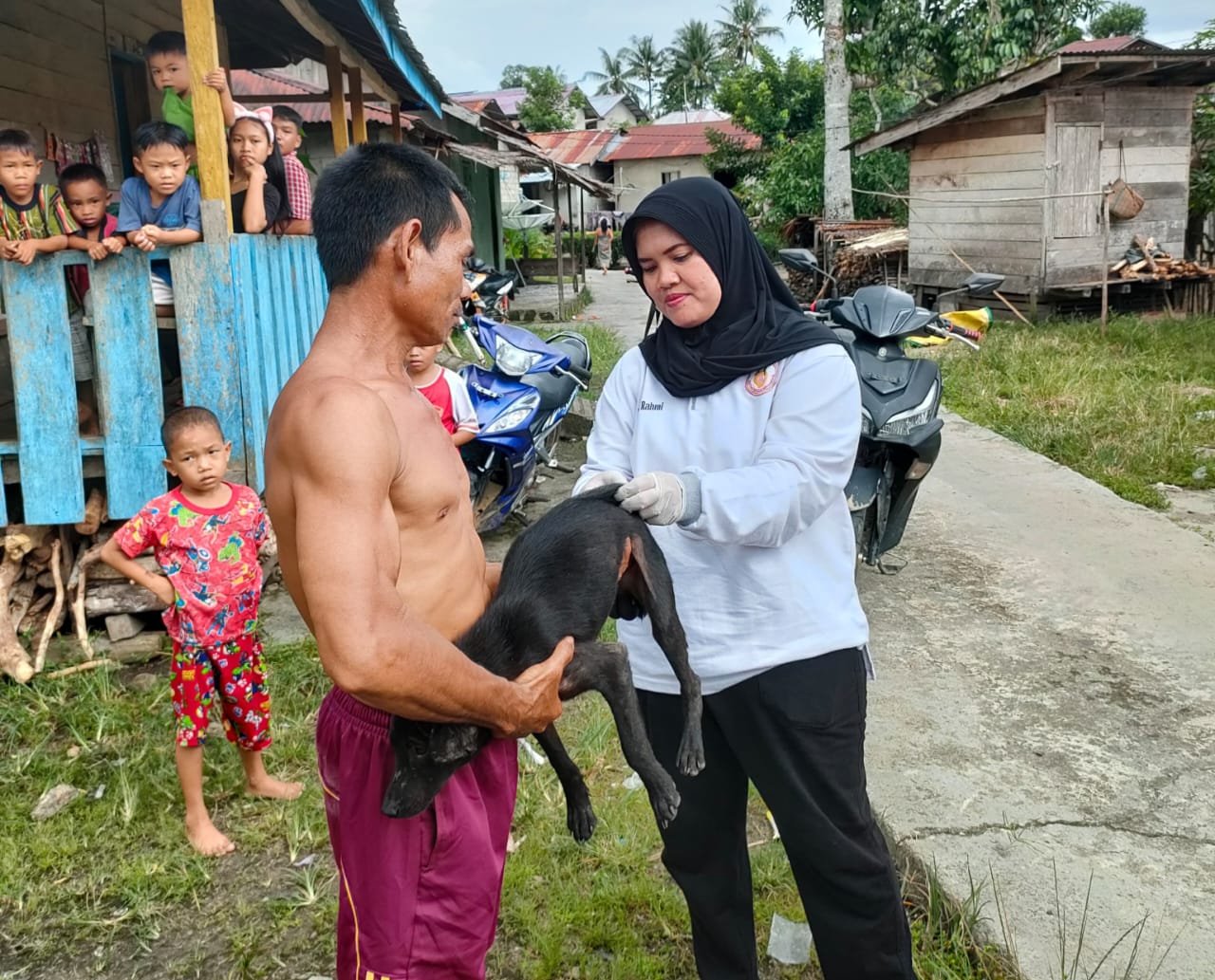 Cegah Rabies, Petugas Suntik 200 Ekor Hewan di Desa Bantai