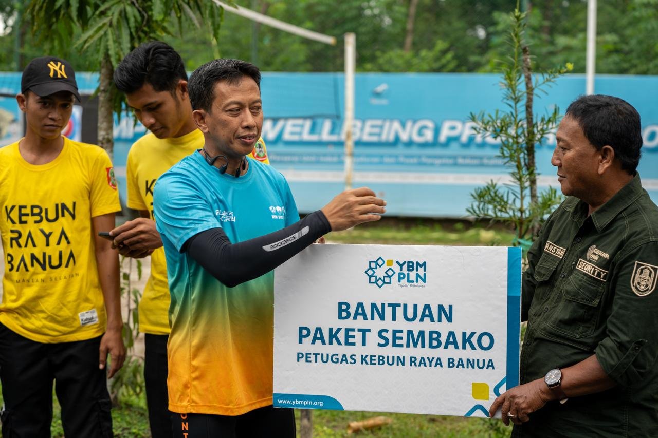 Hari Buruh 2024, PLN Tebar Paket Sembako ke Puluhan Petugas Kebersihan Kebun Raya Banua Banjarbaru