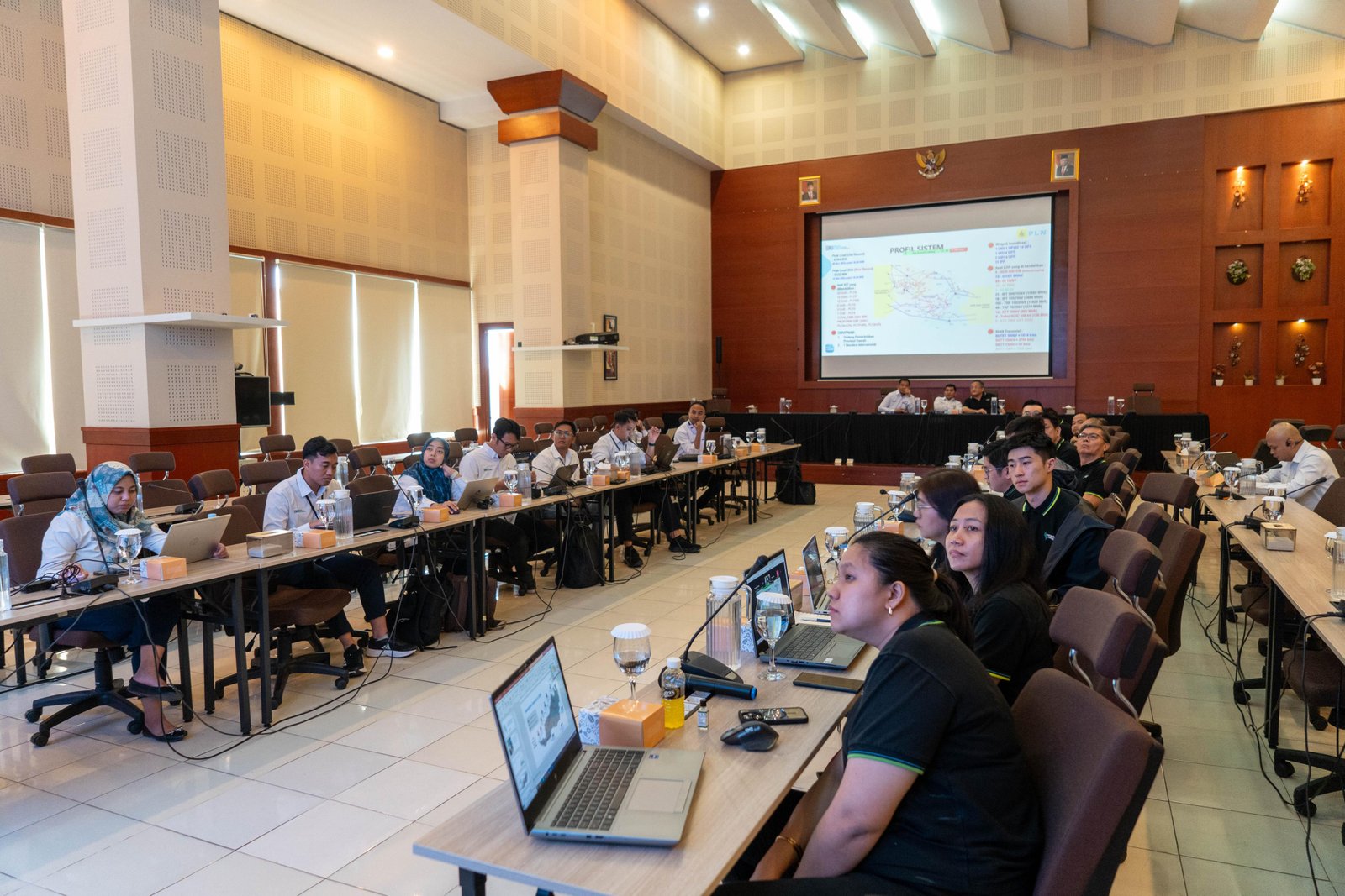 Gelar Operasi Bersama SEB Sarawak, Upaya PLN Perkuat Kelistrikan di Wilayah Perbatasan Malaysia