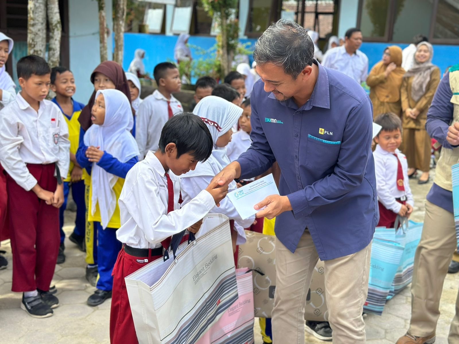 Peringati Hari Anak Nasional, PLN Salurkan Bantuan Peralatan Sekolah Dasar di Balikpapan Utara