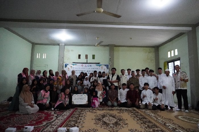 Jelang Hari Anak Nasional 2024, YBM PLN UIP KLB Bersama Srikandi PLN Menyerahkan Program Bantuan Pendidikan