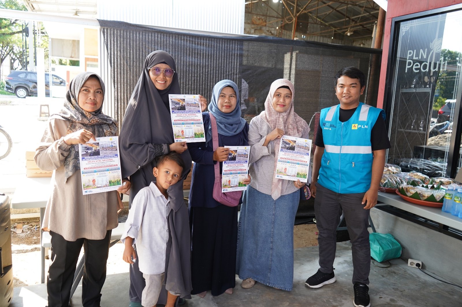 Peringati Hari Pelanggan Nasional, PLN UP2B Kalselteng Bagi Tips Aman ke Masyarakat Saat Lakukan Aktivitas di Bawah Transmisi Listrik