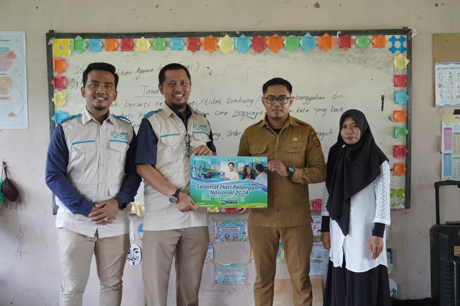 PLN Sentuh Hati Guru SD Negeri 10 Basirih di Hari Pelanggan Nasional