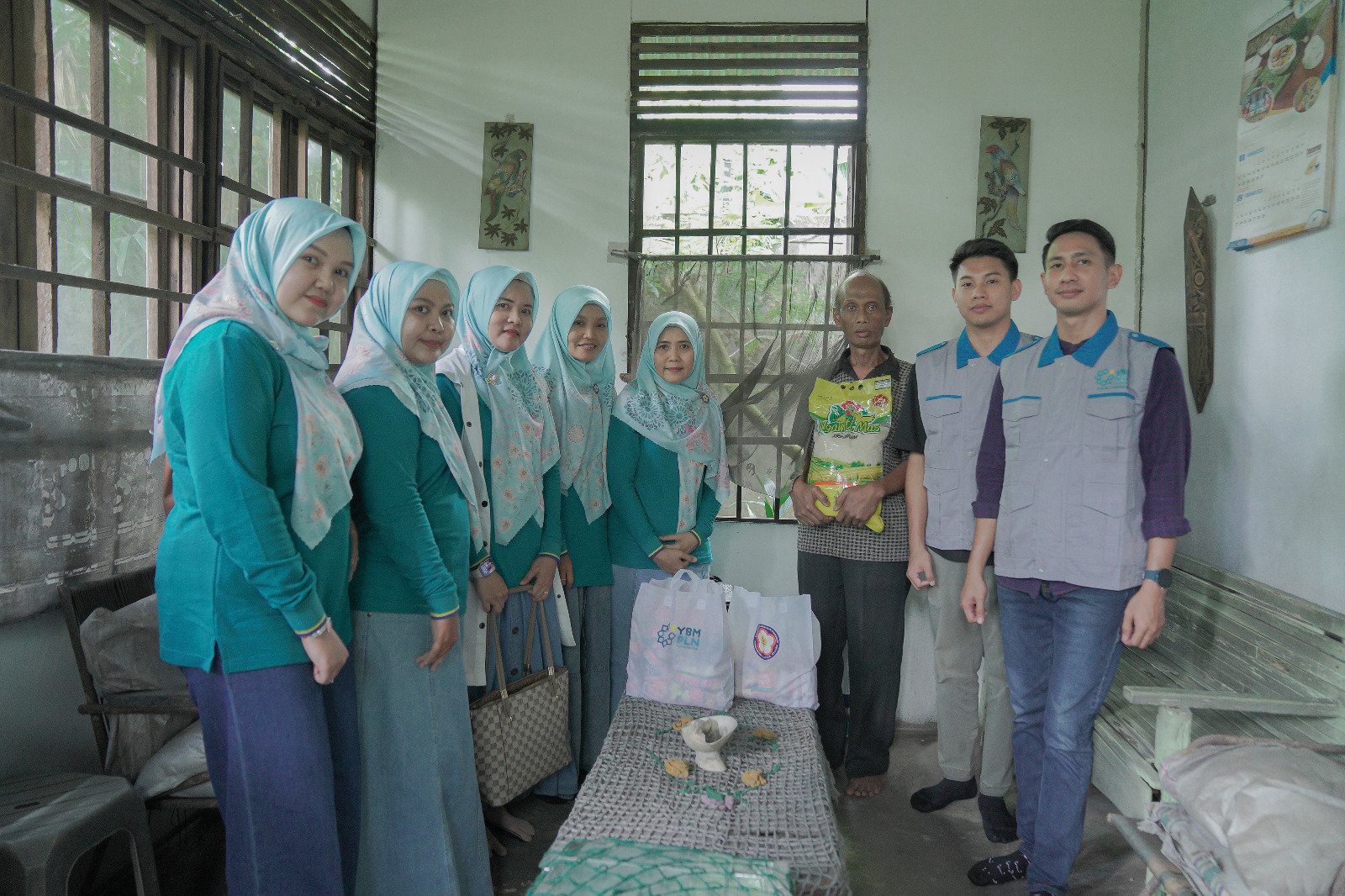 PLN bersama Dinsos Pontianak Bagikan Sembako kepada Kaum Dhuafa dan Disabilitas