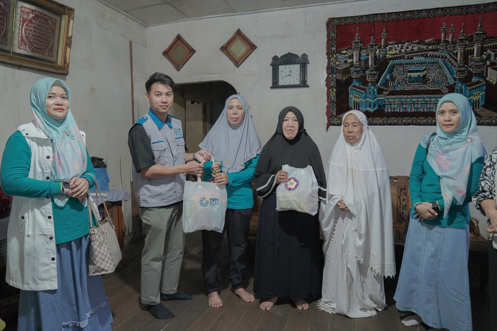 YBM PLN dan PIKK UPT Pontianak Gelar Bakti Sosial, Salurkan Bantuan untuk Kaum Dhuafa