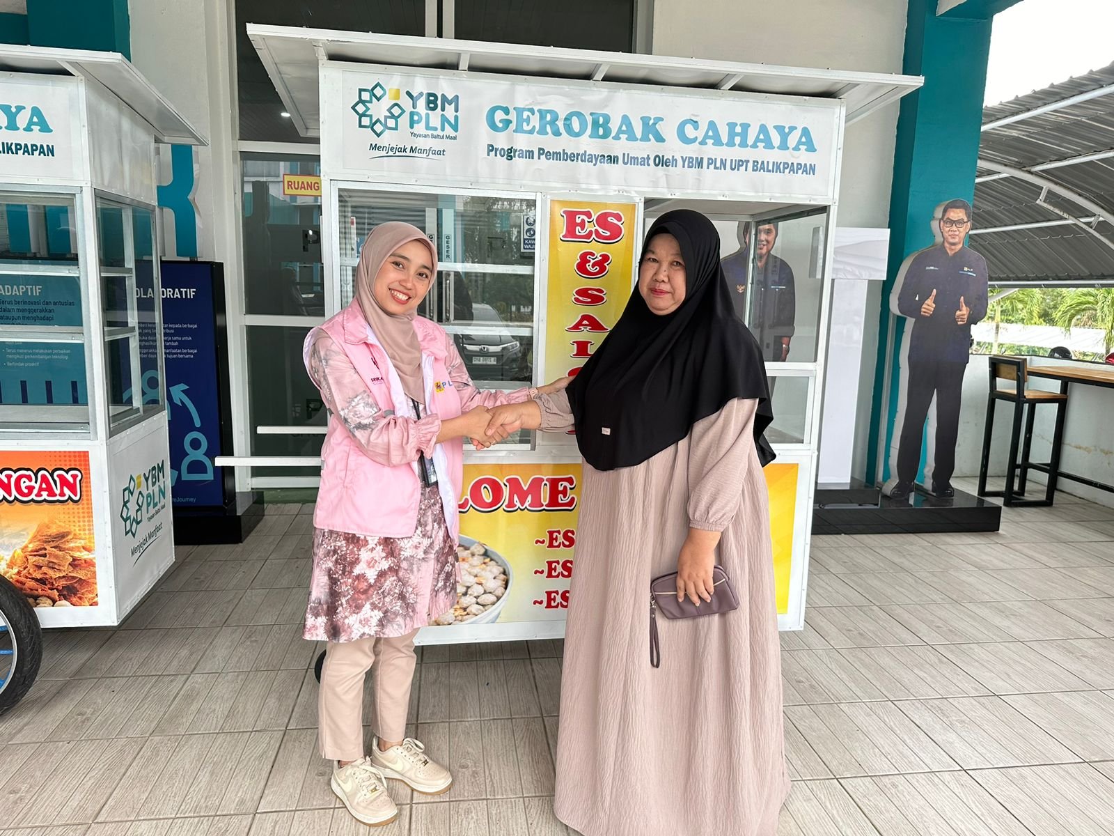 Persembahan di HLN-79, PLN Salurkan Bantuan Gerobak Cahaya Untuk Pedagang UMKM di Kalimantan Timur